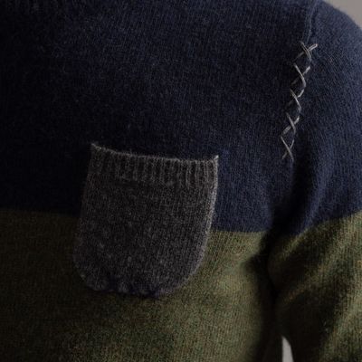 Maglia girocollo uomo misto lana bicolore e taschino a contrasto verde